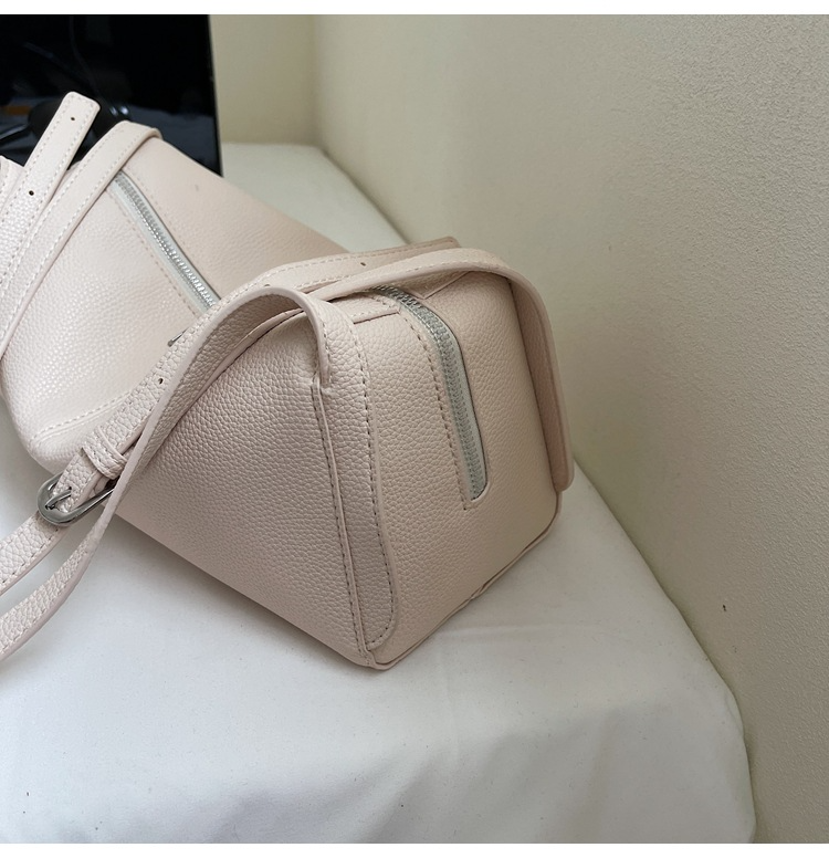 Retro underarm shoulder pillow bag