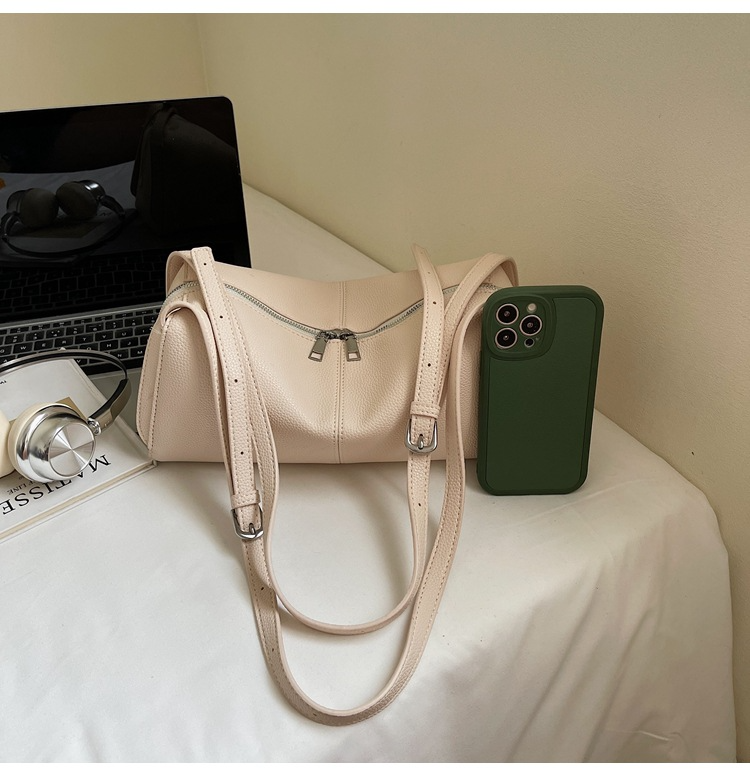 Retro underarm shoulder pillow bag