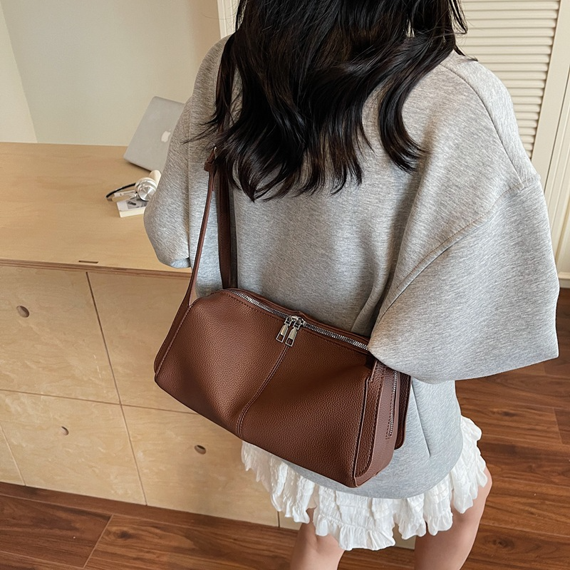 Retro underarm shoulder pillow bag
