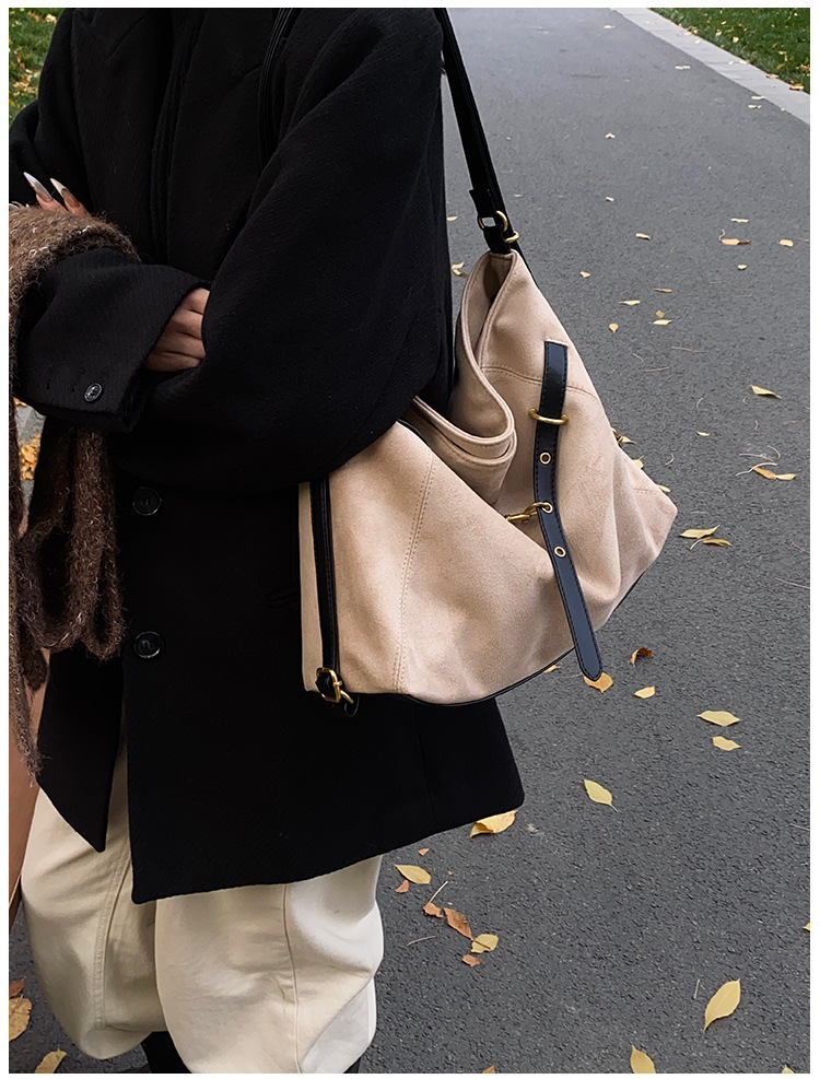 Casual tote bag made of abrasive leather
