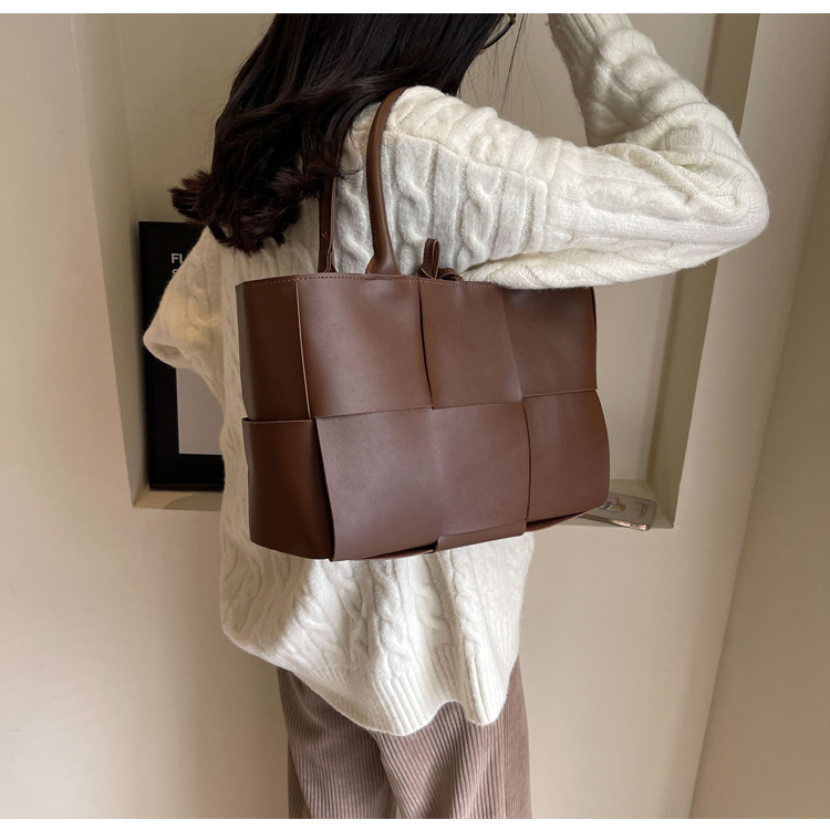 Large-capacity plaid women's handbag