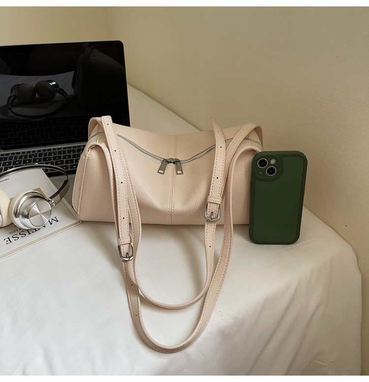 Retro underarm shoulder pillow bag