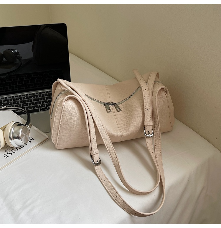 Retro underarm shoulder pillow bag