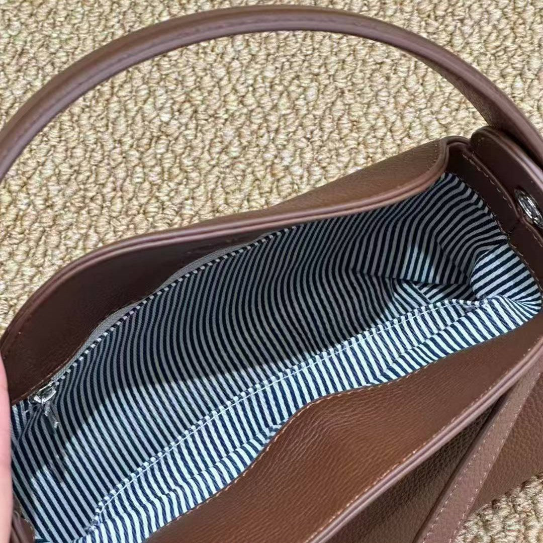 Small handbag of cigarette box type