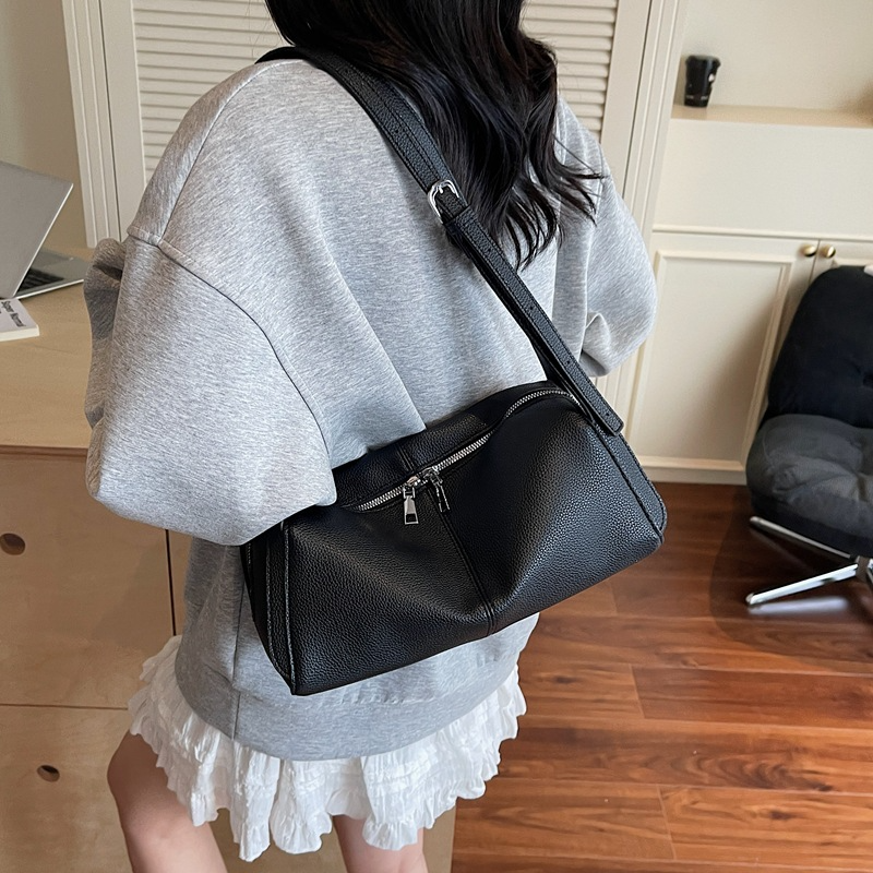Retro underarm shoulder pillow bag