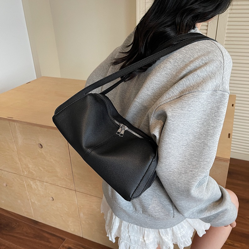Retro underarm shoulder pillow bag