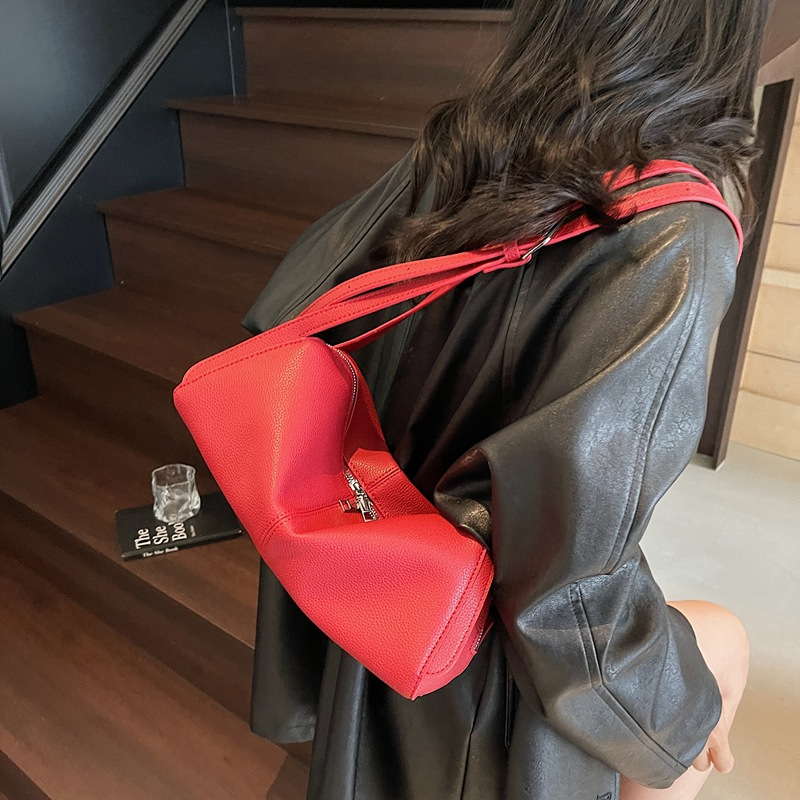 Retro underarm shoulder pillow bag