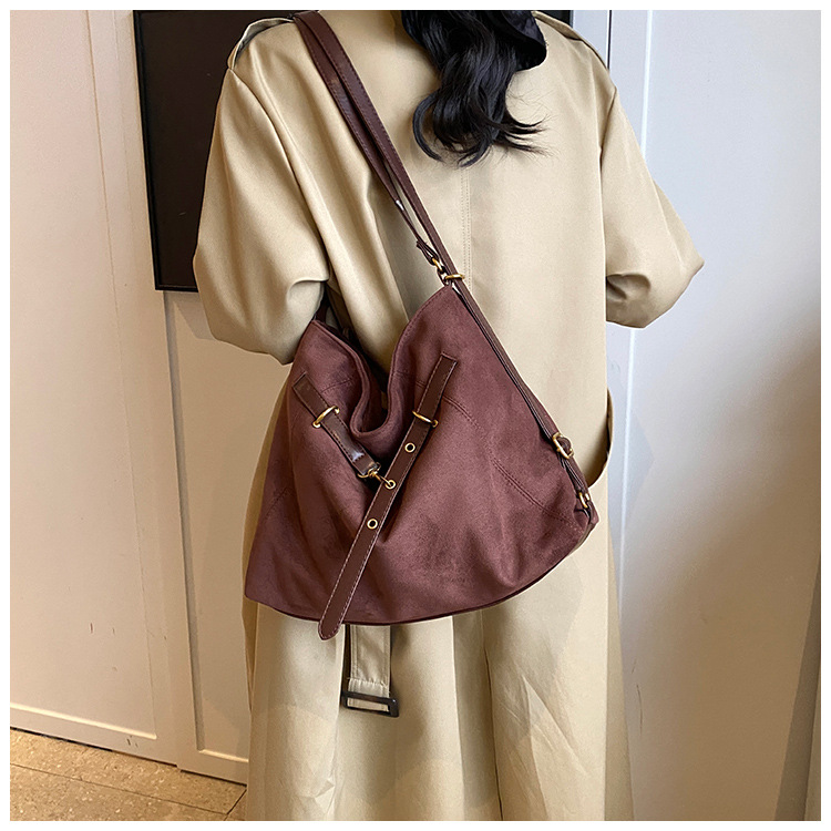Casual tote bag made of abrasive leather
