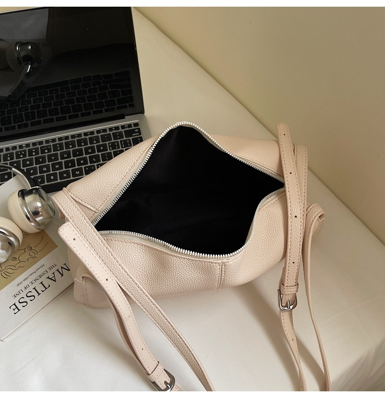 Retro underarm shoulder pillow bag
