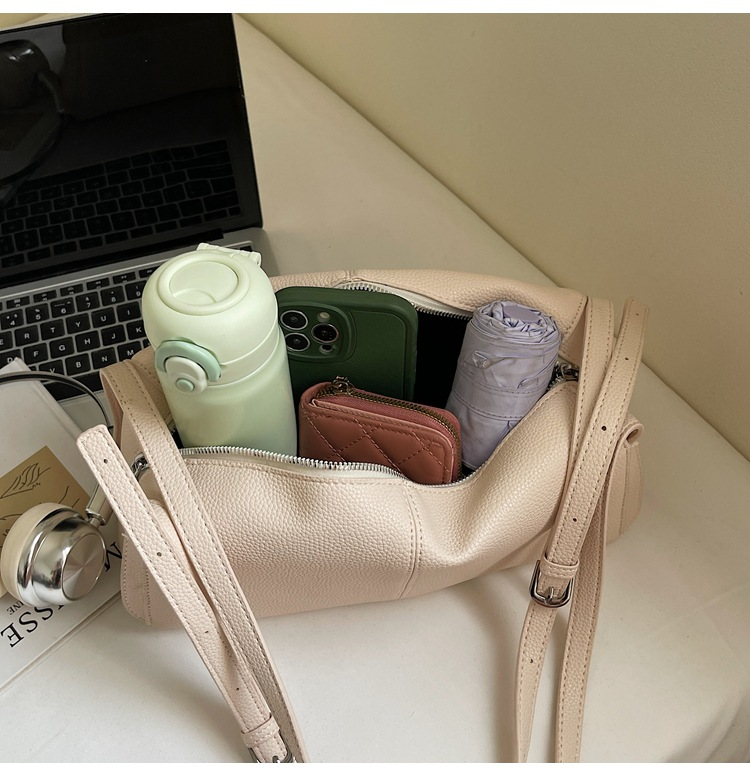 Retro underarm shoulder pillow bag