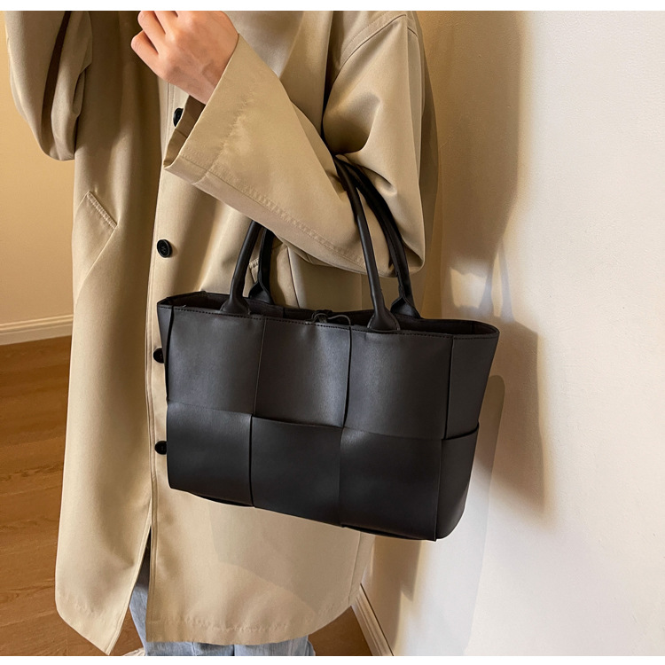 Large-capacity plaid women's handbag