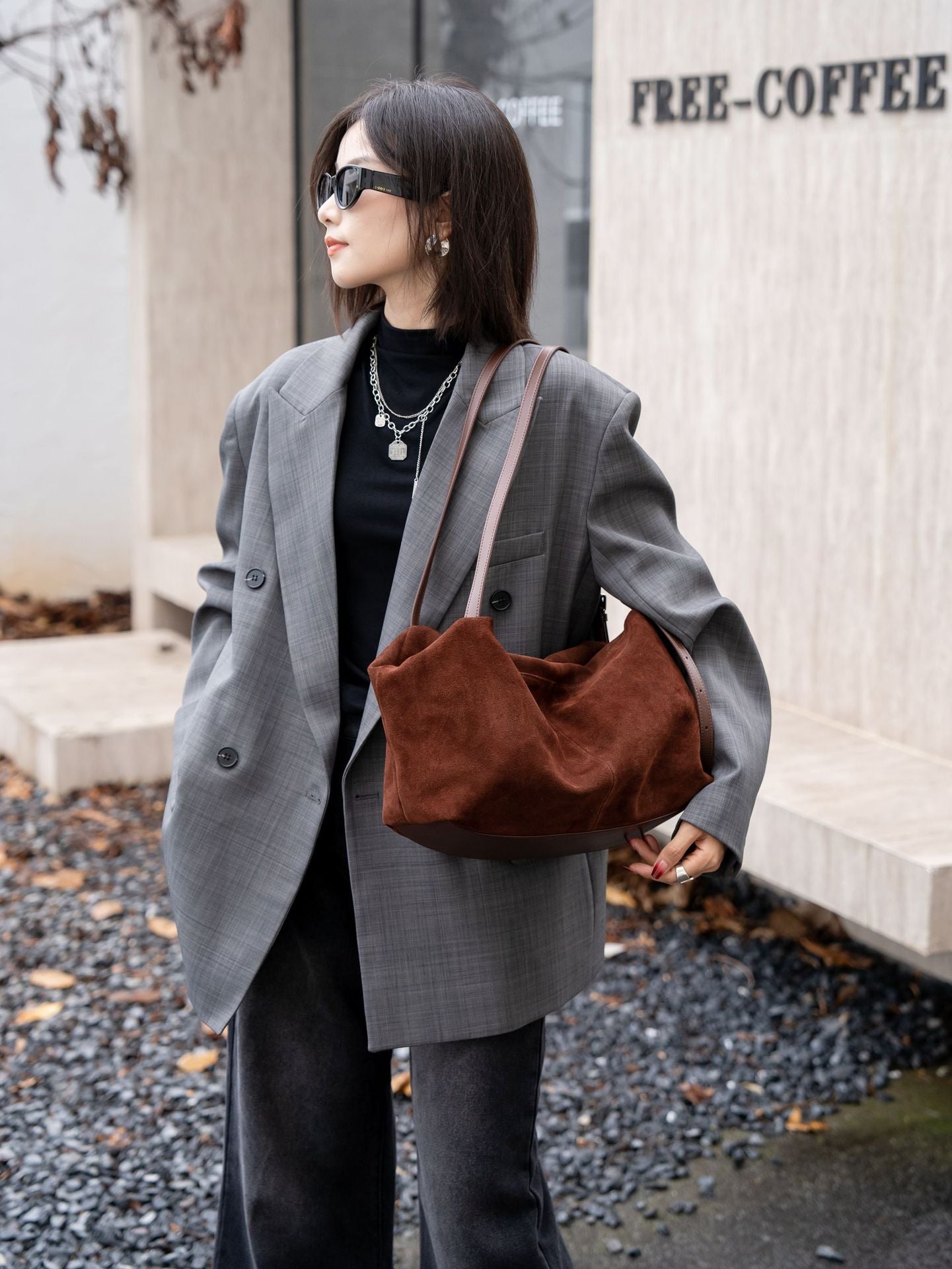 Large shoulder bag for commuting to work
