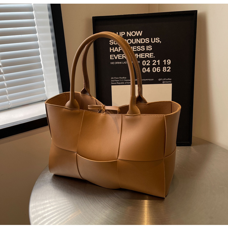 Large-capacity plaid women's handbag