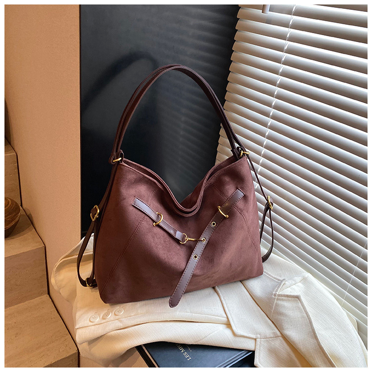 Casual tote bag made of abrasive leather