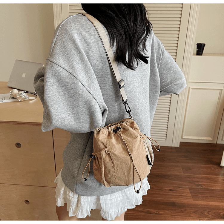 Lightweight and casual crossbody bag drawstring opening - zoraflux
