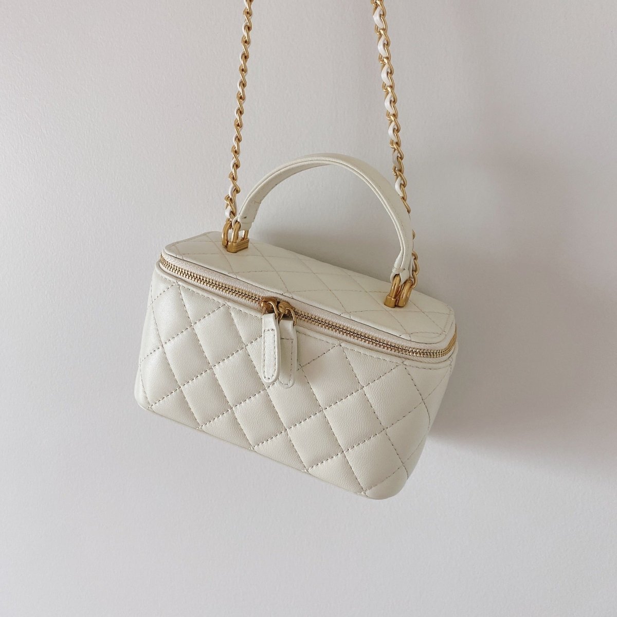 Square box bag with diamond - shaped chain - zoraflux