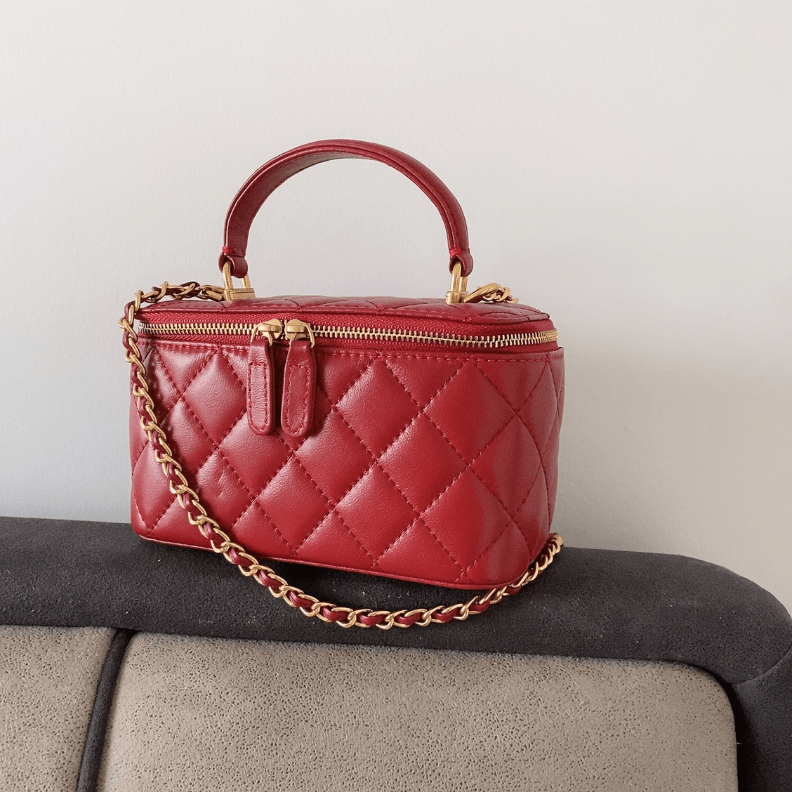 Square box bag with diamond - shaped chain - zoraflux