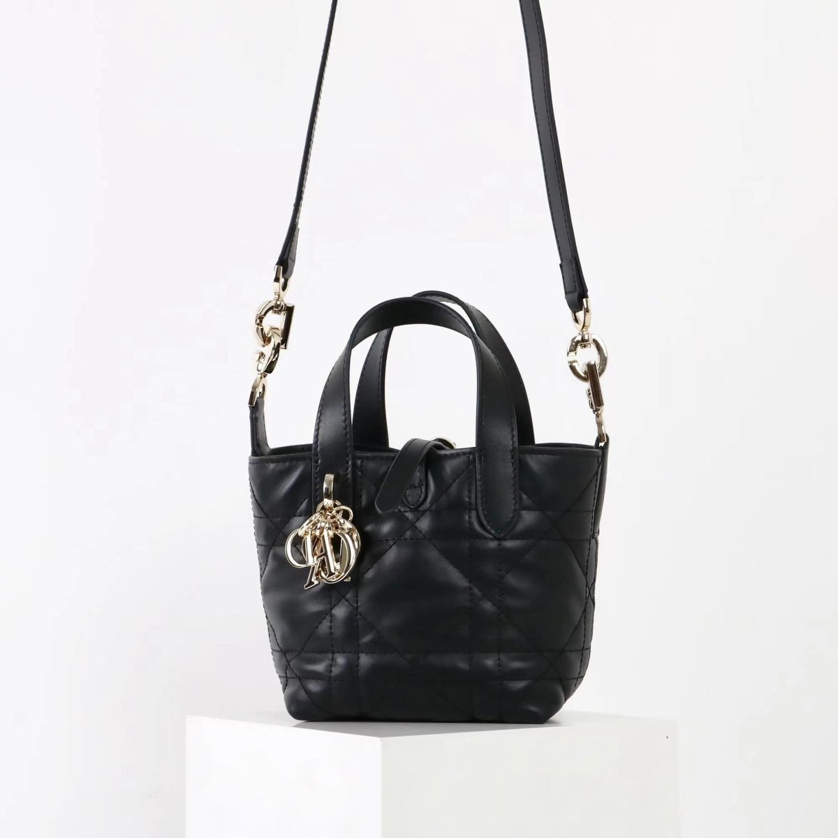 Teng lattice D letter decorated shoulder bag - zoraflux