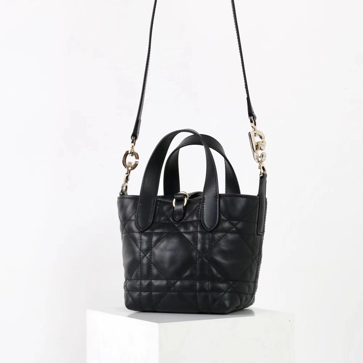 Teng lattice D letter decorated shoulder bag - zoraflux