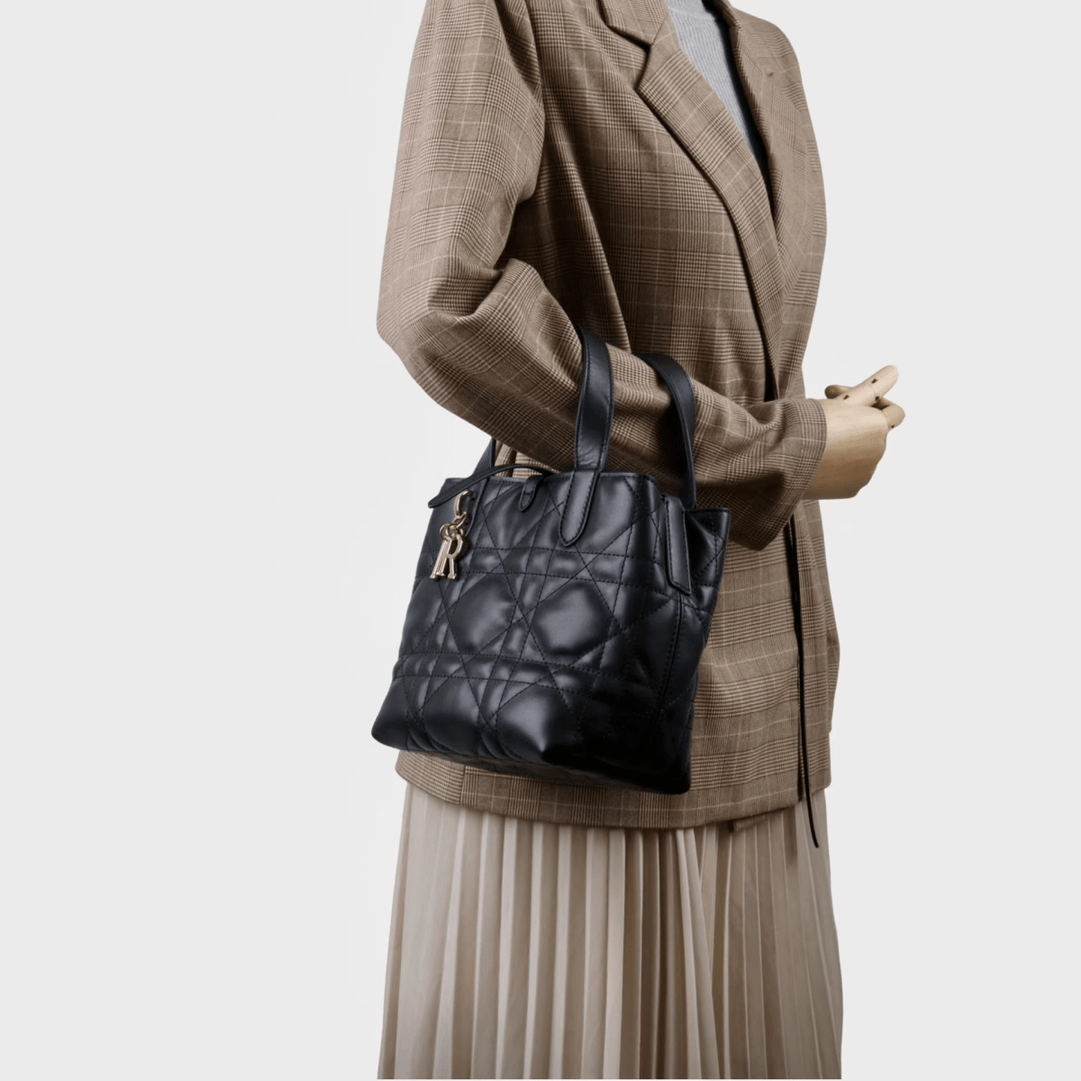 Teng lattice D letter decorated shoulder bag - zoraflux